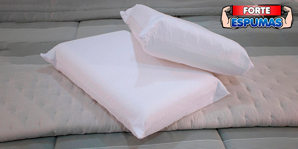 Almofadas fabricadas em espuma